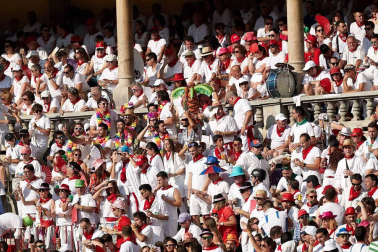 Público asistente a la Plaza de Toros de Pamplona durante la cuarta corrida de la Feria del Toro 2018.