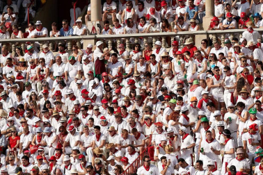 Público asistente a la Plaza de Toros de Pamplona durante la cuarta corrida de la Feria del Toro 2018.