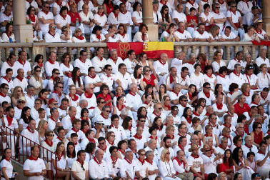 Público asistente a la Plaza de Toros de Pamplona durante la cuarta corrida de la Feria del Toro 2018.