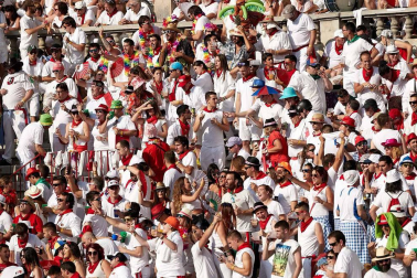 Público asistente a la Plaza de Toros de Pamplona durante la cuarta corrida de la Feria del Toro 2018.