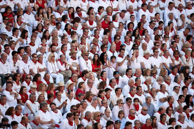Público asistente a la Plaza de Toros de Pamplona durante la cuarta corrida de la Feria del Toro 2018.