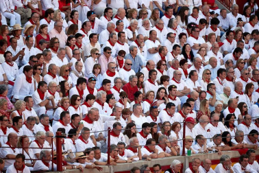 Público asistente a la Plaza de Toros de Pamplona durante la cuarta corrida de la Feria del Toro 2018.