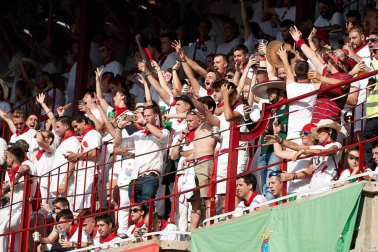 Público asistente a la Plaza de Toros de Pamplona durante la cuarta corrida de la Feria del Toro 2018.