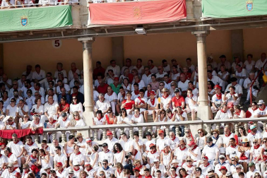 Público asistente a la Plaza de Toros de Pamplona durante la cuarta corrida de la Feria del Toro 2018.