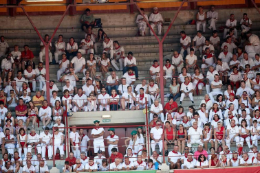 Público asistente a la Plaza de Toros de Pamplona durante la cuarta corrida de la Feria del Toro 2018.