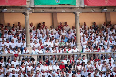 Público asistente a la Plaza de Toros de Pamplona durante la cuarta corrida de la Feria del Toro 2018.