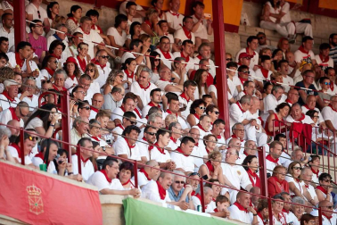 Público asistente a la Plaza de Toros de Pamplona durante la cuarta corrida de la Feria del Toro 2018.