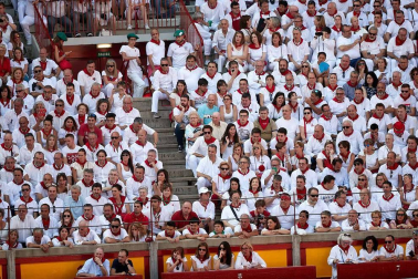 Público asistente a la Plaza de Toros de Pamplona durante la cuarta corrida de la Feria del Toro 2018.