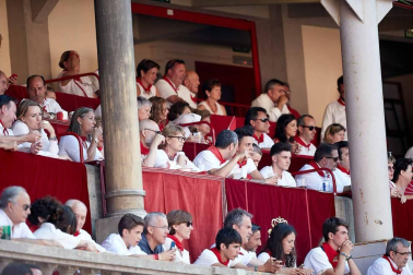 Público asistente a la Plaza de Toros de Pamplona durante la cuarta corrida de la Feria del Toro 2018.