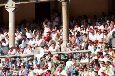 Público asistente a la Plaza de Toros de Pamplona durante la cuarta corrida de la Feria del Toro 2018.