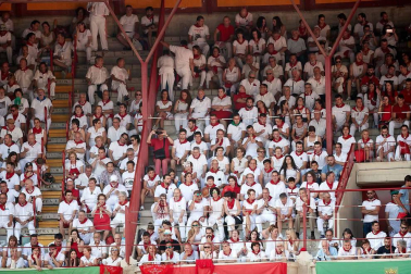 Público asistente a la Plaza de Toros de Pamplona durante la cuarta corrida de la Feria del Toro 2018.
