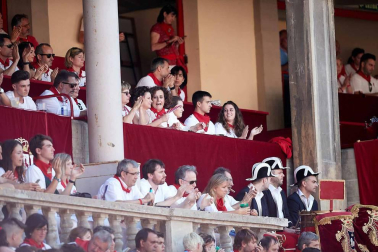 Público asistente a la Plaza de Toros de Pamplona durante la cuarta corrida de la Feria del Toro 2018.