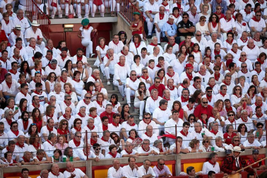 Público asistente a la Plaza de Toros de Pamplona durante la cuarta corrida de la Feria del Toro 2018.