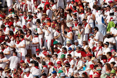 Público asistente a la Plaza de Toros de Pamplona durante la cuarta corrida de la Feria del Toro 2018.