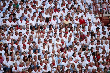 Público asistente a la Plaza de Toros de Pamplona durante la cuarta corrida de la Feria del Toro 2018.
