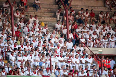 Público asistente a la Plaza de Toros de Pamplona durante la cuarta corrida de la Feria del Toro 2018.