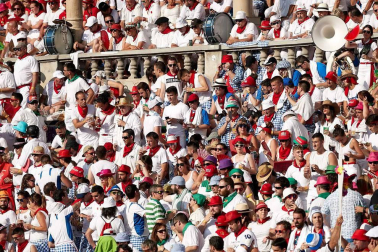 Público asistente a la Plaza de Toros de Pamplona durante la cuarta corrida de la Feria del Toro 2018.