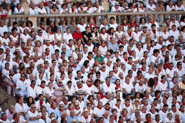 Público asistente a la Plaza de Toros de Pamplona durante la cuarta corrida de la Feria del Toro 2018.