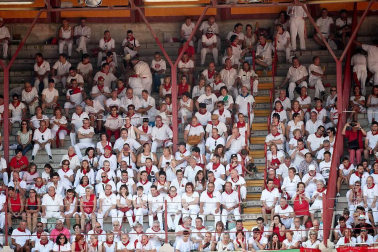 Público asistente a la Plaza de Toros de Pamplona durante la cuarta corrida de la Feria del Toro 2018.