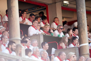 Público asistente a la Plaza de Toros de Pamplona durante la cuarta corrida de la Feria del Toro 2018.