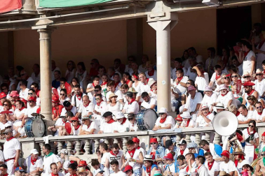 Público asistente a la Plaza de Toros de Pamplona durante la cuarta corrida de la Feria del Toro 2018.