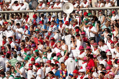 Público asistente a la Plaza de Toros de Pamplona durante la cuarta corrida de la Feria del Toro 2018.