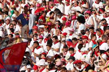 Público asistente a la Plaza de Toros de Pamplona durante la cuarta corrida de la Feria del Toro 2018.