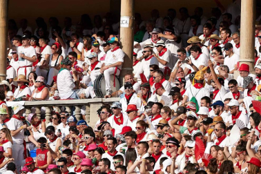 Público asistente a la Plaza de Toros de Pamplona durante la cuarta corrida de la Feria del Toro 2018.