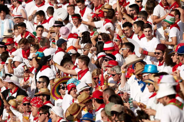 Público asistente a la Plaza de Toros de Pamplona durante la cuarta corrida de la Feria del Toro 2018.
