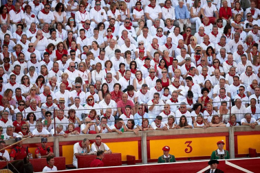 Público asistente a la Plaza de Toros de Pamplona durante la cuarta corrida de la Feria del Toro 2018.