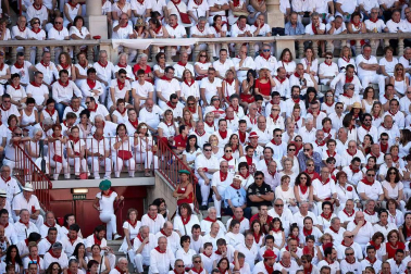 Público asistente a la Plaza de Toros de Pamplona durante la cuarta corrida de la Feria del Toro 2018.
