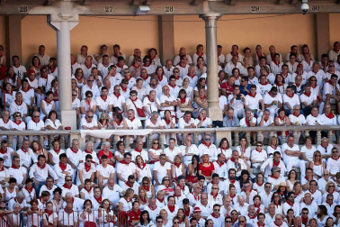 Público asistente a la Plaza de Toros de Pamplona durante la cuarta corrida de la Feria del Toro 2018.