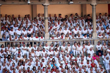 Público asistente a la Plaza de Toros de Pamplona durante la cuarta corrida de la Feria del Toro 2018.