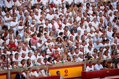 Público asistente a la Plaza de Toros de Pamplona durante la cuarta corrida de la Feria del Toro 2018.