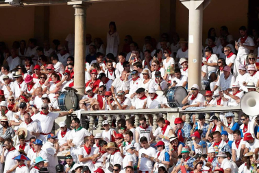Público asistente a la Plaza de Toros de Pamplona durante la cuarta corrida de la Feria del Toro 2018.