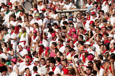Público asistente a la Plaza de Toros de Pamplona durante la cuarta corrida de la Feria del Toro 2018.