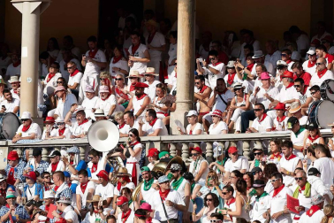 Público asistente a la Plaza de Toros de Pamplona durante la cuarta corrida de la Feria del Toro 2018.
