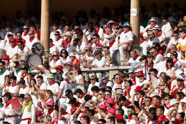 Público asistente a la Plaza de Toros de Pamplona durante la cuarta corrida de la Feria del Toro 2018.