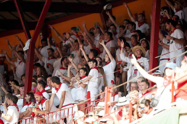 Público asistente a la Plaza de Toros de Pamplona durante la cuarta corrida de la Feria del Toro 2018.