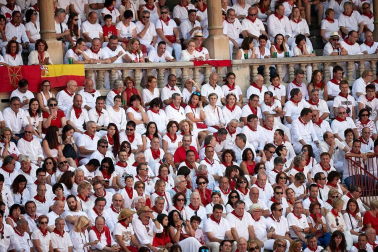 Público asistente a la Plaza de Toros de Pamplona durante la cuarta corrida de la Feria del Toro 2018.