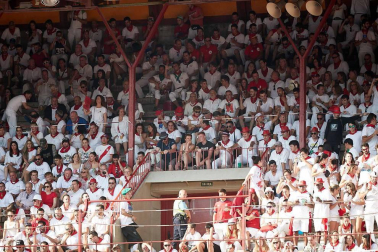 Público asistente a la Plaza de Toros de Pamplona durante la cuarta corrida de la Feria del Toro 2018.