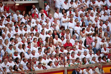 Público asistente a la Plaza de Toros de Pamplona durante la cuarta corrida de la Feria del Toro 2018.