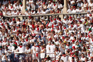 Público asistente a la Plaza de Toros de Pamplona durante la cuarta corrida de la Feria del Toro 2018.