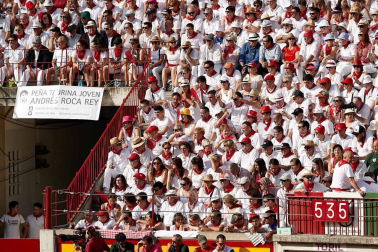 Público asistente a la Plaza de Toros de Pamplona durante la cuarta corrida de la Feria del Toro 2018.