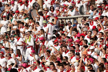 Público asistente a la Plaza de Toros de Pamplona durante la cuarta corrida de la Feria del Toro 2018.