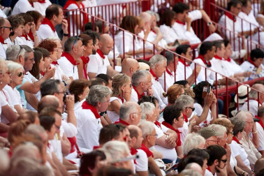 Público asistente a la Plaza de Toros de Pamplona durante la cuarta corrida de la Feria del Toro 2018.