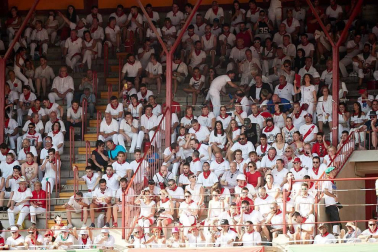 Público asistente a la Plaza de Toros de Pamplona durante la cuarta corrida de la Feria del Toro 2018.