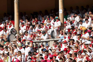 Público asistente a la Plaza de Toros de Pamplona durante la cuarta corrida de la Feria del Toro 2018.
