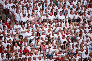 Público asistente a la Plaza de Toros de Pamplona durante la cuarta corrida de la Feria del Toro 2018.
