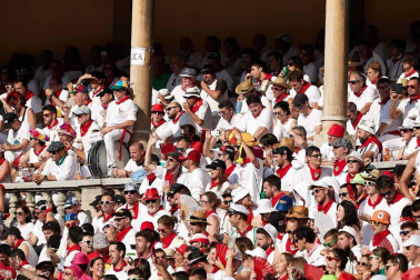Público asistente a la Plaza de Toros de Pamplona durante la cuarta corrida de la Feria del Toro 2018.